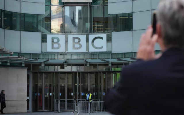 La BBC pierde la confianza del público ante una semana crucial