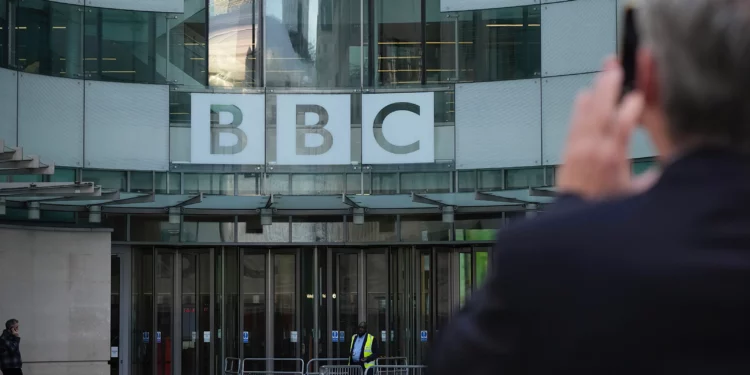 Exdirector de la BBC acusa a la cadena de apoyo a Hamás