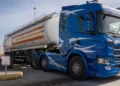 Uno de los siete camiones cisterna de combustible que, según la agencia Coordinadora de Actividades Gubernamentales en los Territorios (COGAT) del Ministerio de Defensa de Israel, entró en Gaza a través del cruce de mercancías de Kerem Shalom el domingo 12 de mayo de 2024. (Cortesía de COGAT)