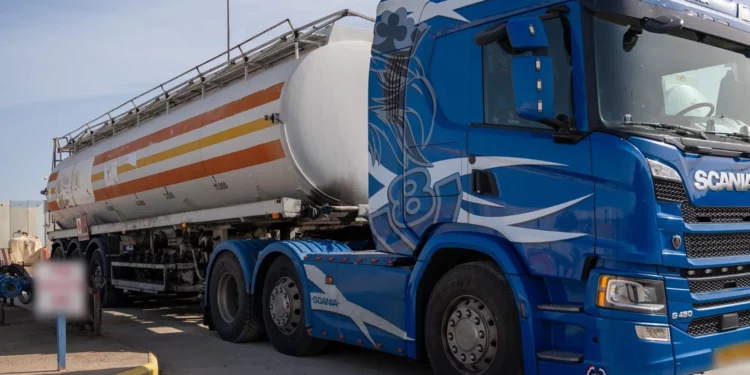 Uno de los siete camiones cisterna de combustible que, según la agencia Coordinadora de Actividades Gubernamentales en los Territorios (COGAT) del Ministerio de Defensa de Israel, entró en Gaza a través del cruce de mercancías de Kerem Shalom el domingo 12 de mayo de 2024. (Cortesía de COGAT)