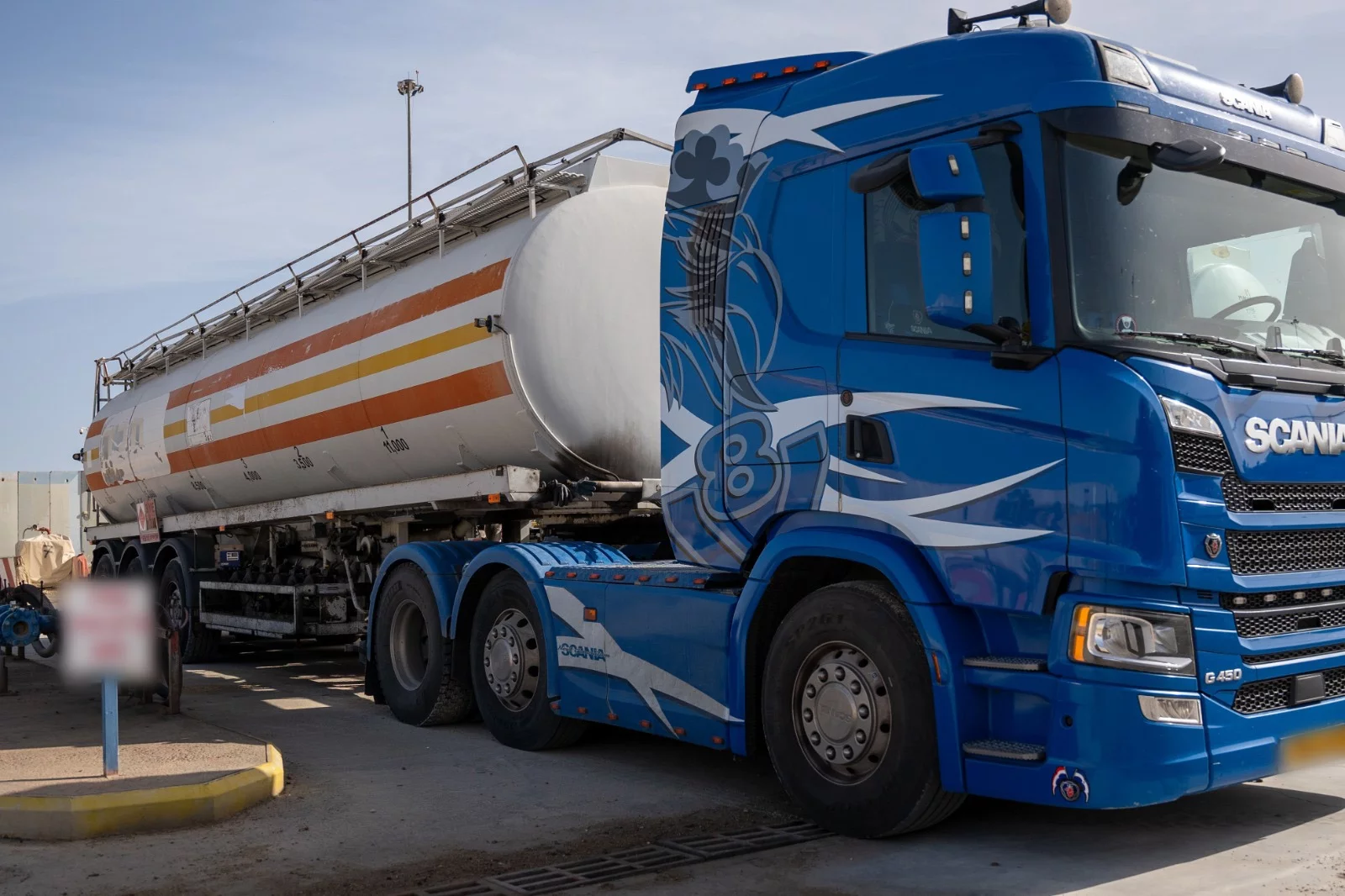 Uno de los siete camiones cisterna de combustible que, según la agencia Coordinadora de Actividades Gubernamentales en los Territorios (COGAT) del Ministerio de Defensa de Israel, entró en Gaza a través del cruce de mercancías de Kerem Shalom el domingo 12 de mayo de 2024. (Cortesía de COGAT)
