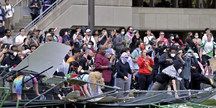 Manifestantes del MIT rompen barricada policial y corean “intifada”