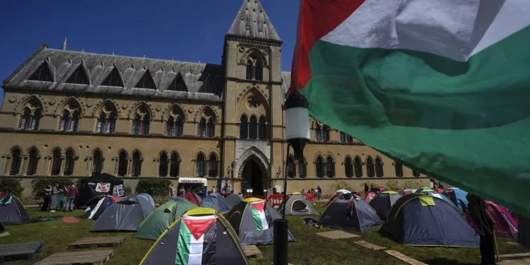 Campamentos anti Israel se extienden a los campus del Reino Unido