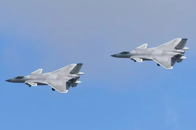 El J-20 cruza cielos disputados con pilotos que nunca combatieron