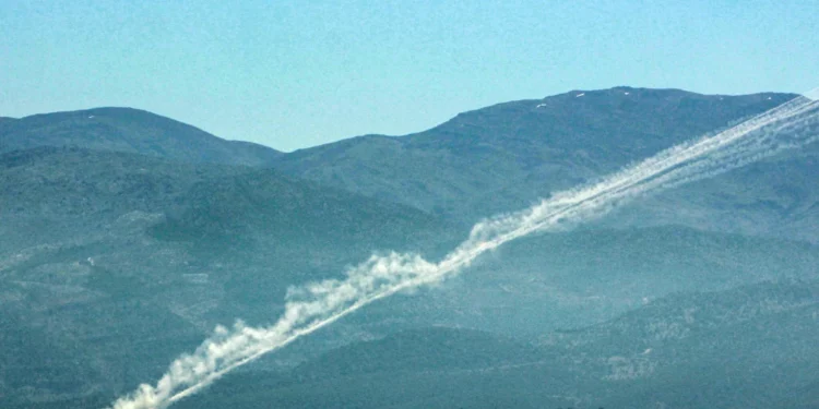 Los cohetes dejan estelas de humo cuando se lanzan desde el sur del Líbano hacia Israel el 16 de mayo de 2024, en medio de enfrentamientos transfronterizos en curso entre las tropas israelíes y Hezbolá. (Foto de AFP)