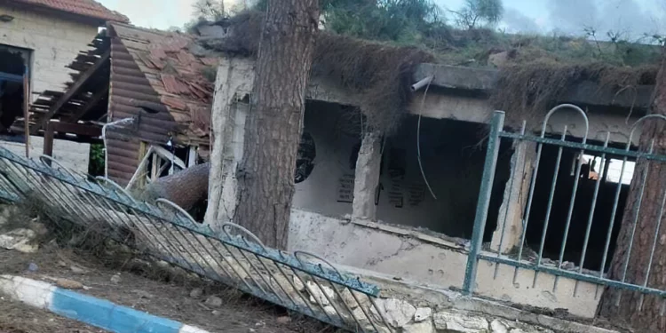 Israel responde a un ataque de 20 cohetes desde el Líbano