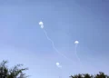Los cohetes disparados desde el sur del Líbano son interceptados por el sistema de defensa aérea Cúpula de Hierro de Israel sobre los Altos del Golán el 16 de mayo de 2024, en medio de enfrentamientos transfronterizos en curso entre tropas israelíes y Hezbolá. (Foto de Jalaa MAREY / AFP)