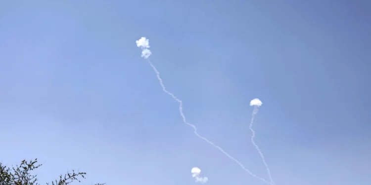 Los cohetes disparados desde el sur del Líbano son interceptados por el sistema de defensa aérea Cúpula de Hierro de Israel sobre los Altos del Golán el 16 de mayo de 2024, en medio de enfrentamientos transfronterizos en curso entre tropas israelíes y Hezbolá. (Foto de Jalaa MAREY / AFP)