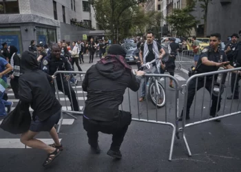 Manifestantes antiisraelíes frente a la Met Gala
