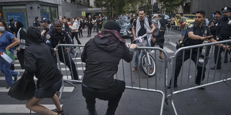 Manifestantes antiisraelíes frente a la Met Gala