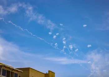 Hezbolá lanza decenas de cohetes al norte de Israel