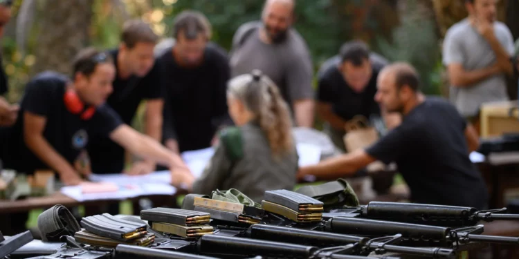 Distribución de armas a las fuerzas de reserva, cerca de la frontera norte de Israel con el Líbano, 12 de octubre de 2023. Foto de (Ayal Margolin/Flash90)