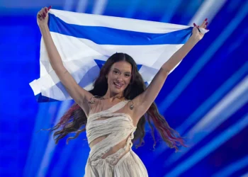 Eden Golan de Israel entra en la arena durante el desfile de banderas antes de la Gran Final del Festival de la Canción de Eurovisión en Malmö, Suecia, el 11 de mayo de 2024. (AP Foto/Martin Meissner)
