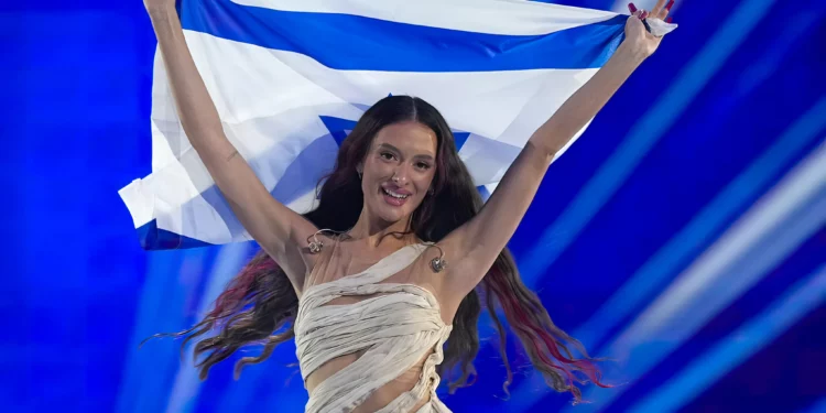 Eden Golan de Israel entra en la arena durante el desfile de banderas antes de la Gran Final del Festival de la Canción de Eurovisión en Malmö, Suecia, el 11 de mayo de 2024. (AP Foto/Martin Meissner)