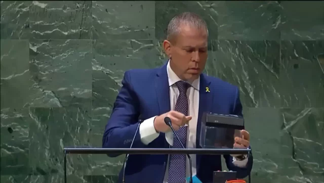 Enviado israelí destruye la carta de la ONU ante la Asamblea General en protesta
