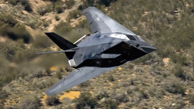 Cola en V del F-117 Nighthawk humilla defensas aéreas