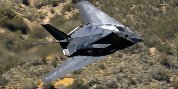 ¿Qué tan sigiloso es el F-117 Nighthawk?