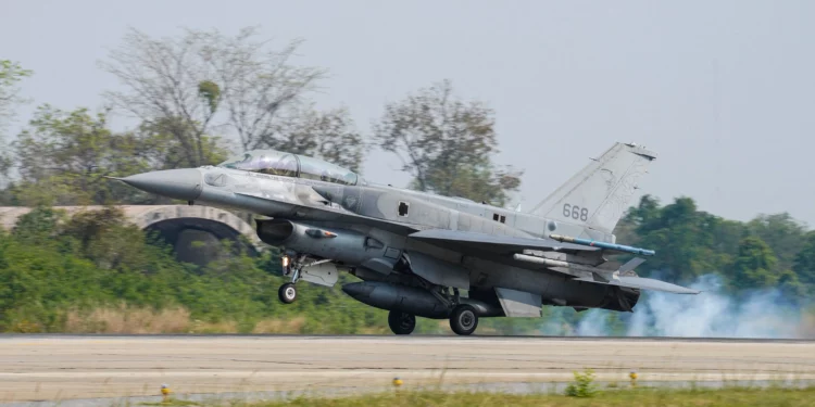 Avión F-16 de la RSAF se estrella en la base aérea de Tengah