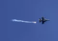 Una fotografía tomada desde Kiryat Shmona, en el norte de Israel, muestra un avión de combate israelí disparando una bengala sobre el sur del Líbano el 16 de mayo de 2024. (Menahem Kahana / AFP)