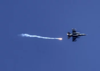 Una fotografía tomada desde Kiryat Shmona, en el norte de Israel, muestra un avión de combate israelí disparando una bengala sobre el sur del Líbano el 16 de mayo de 2024. (Menahem Kahana / AFP)