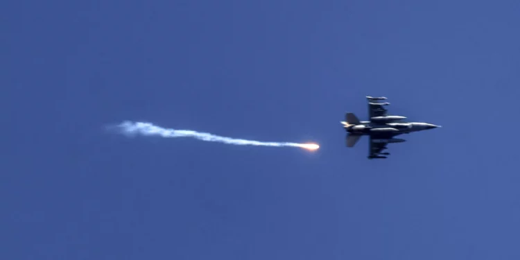 Una fotografía tomada desde Kiryat Shmona, en el norte de Israel, muestra un avión de combate israelí disparando una bengala sobre el sur del Líbano el 16 de mayo de 2024. (Menahem Kahana / AFP)