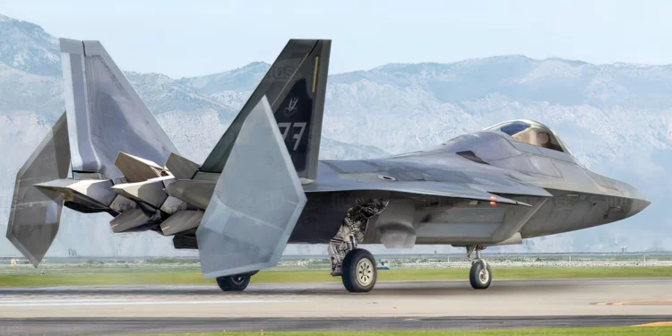 Hay 32 cazas F-22 Raptor no aptos para el combate