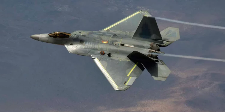 F-22 voló debajo de un F-4 iraní sin ser detectado