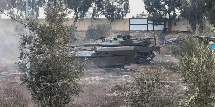 Un tanque simulado de las FDI se ve en una base de entrenamiento de Hamás en el este de Rafah, en una foto publicada el 15 de mayo de 2024. (Fuerzas de Defensa de Israel)