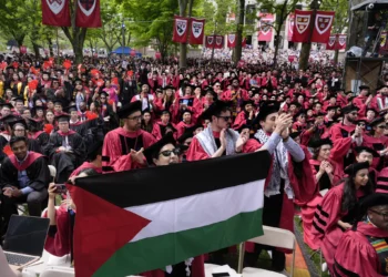 Cientos de graduados de Harvard gritan “Palestina libre”