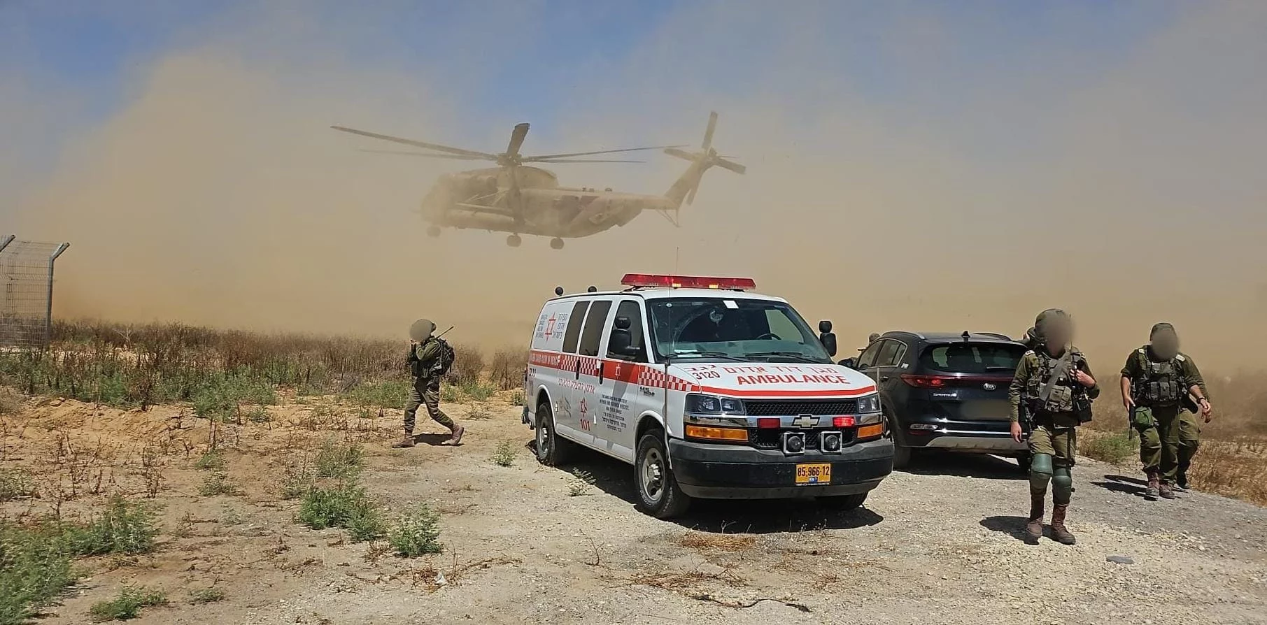 Un helicóptero aterriza en el sur de Israel después de que varias personas resultaran heridas en un ataque con cohetes de Hamás en la zona de Kerem Shalom, el 5 de mayo de 2024. (Magen David Adom)
