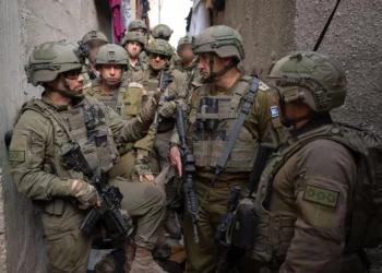 El Jefe de Estado Mayor de las FDI, el teniente general Herzi Halevi, se reúne con tropas en Jabaliya, en el norte de Gaza, el 21 de mayo de 2024. (Fuerzas de Defensa de Israel)