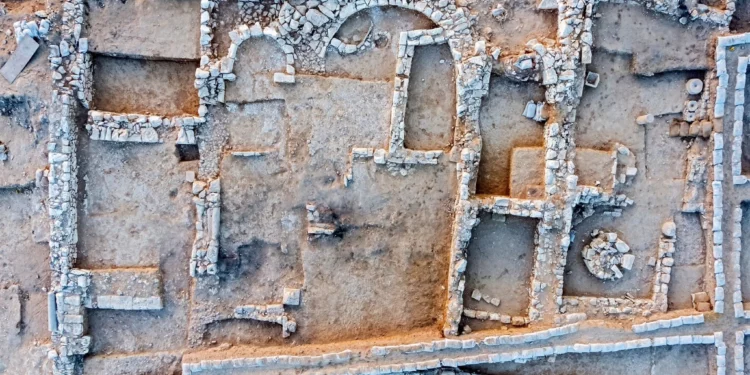Excavación de la Autoridad de Antigüedades de Israel en una iglesia bizantina, justo al sur de Rahat. (Emil Aladjem/IAA)