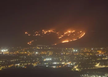 Andanada de 35 cohetes de Hezbolá provocan incendio en Israel