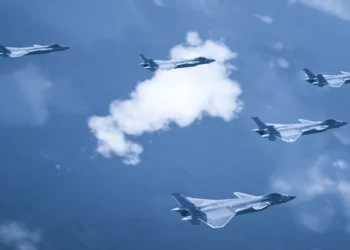 China despliega cazas J-20 cerca de la disputada frontera india