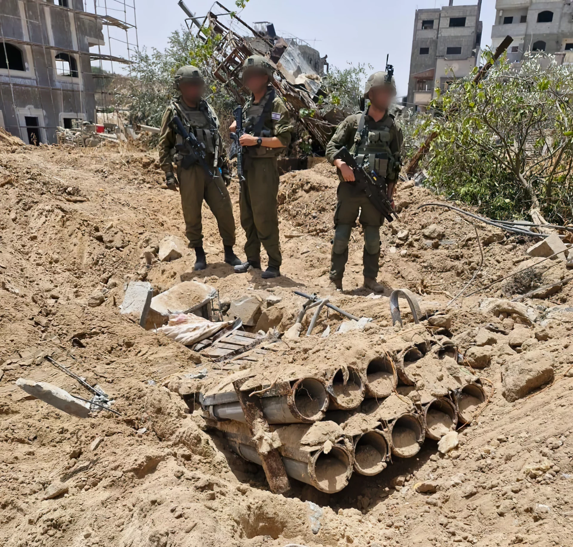 Las tropas encuentran un lanzacohetes en Jabaliya, en el norte de Gaza, en una imagen publicada el 22 de mayo de 2024. (Fuerzas de Defensa de Israel)