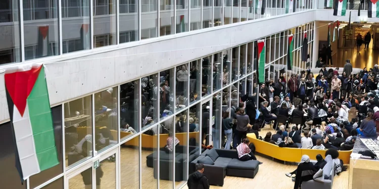 Universitarios suizos ocupan edificio y exigen fin de cooperación científica con Israel