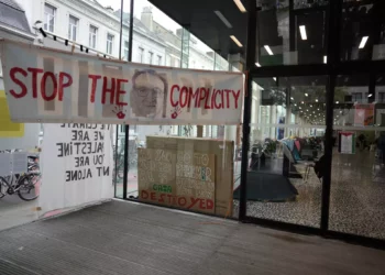 Carteles y pancartas se alinean en la entrada de un campamento, instalado por estudiantes y activistas propalestinos en la Universidad de Gante, en Gante, Bélgica, el 16 de mayo de 2024. (AP Foto/Virginia Mayo)