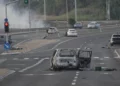 Se ve un coche destruido en un ataque de terroristas palestinos en Sderot, Israel, el 7 de octubre de 2023. (Ohad Zwigenberg/AP)