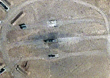 Marcas de quemaduras rodean lo que los analistas identifican como un sistema de radar para una batería de misiles S-300 de fabricación rusa, en el centro, cerca de un aeropuerto internacional y una base aérea en Isfahán, Irán, el 22 de abril de 2024. (Planet Labs PBC vía AP)