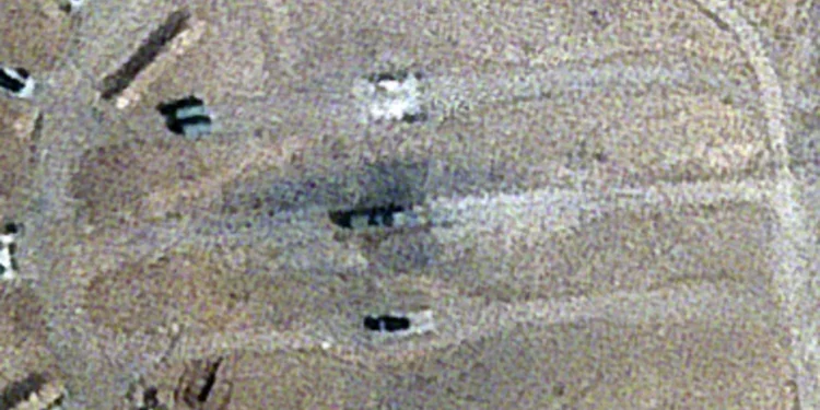 Marcas de quemaduras rodean lo que los analistas identifican como un sistema de radar para una batería de misiles S-300 de fabricación rusa, en el centro, cerca de un aeropuerto internacional y una base aérea en Isfahán, Irán, el 22 de abril de 2024. (Planet Labs PBC vía AP)
