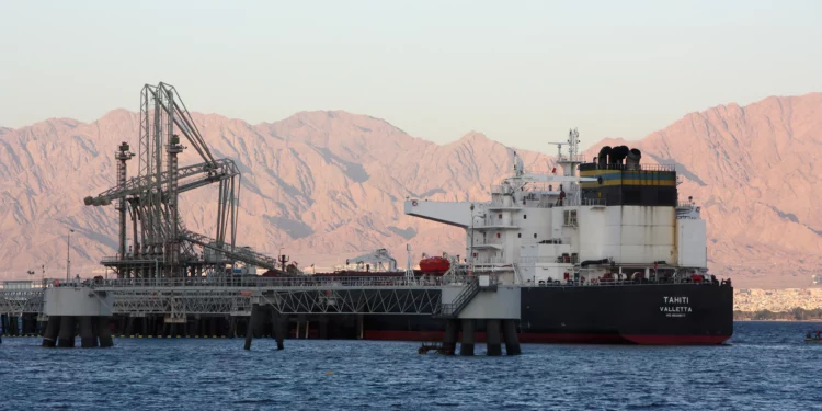 Israel busca aumentar llegada de petroleros al mar Rojo en Eilat