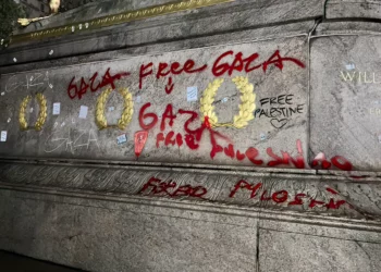 Activistas antiisraelíes pintarrajean monumentos