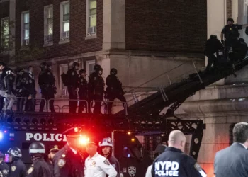 Oficial disparó accidentalmente mientras despejaba ocupación de edificio en Columbia