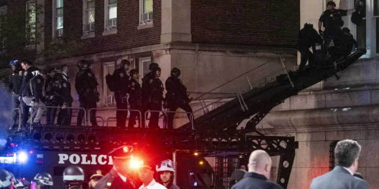 Oficial disparó accidentalmente mientras despejaba ocupación de edificio en Columbia