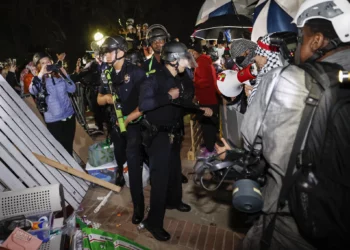 Intervención policial en UCLA disuelve campamento anti Israel