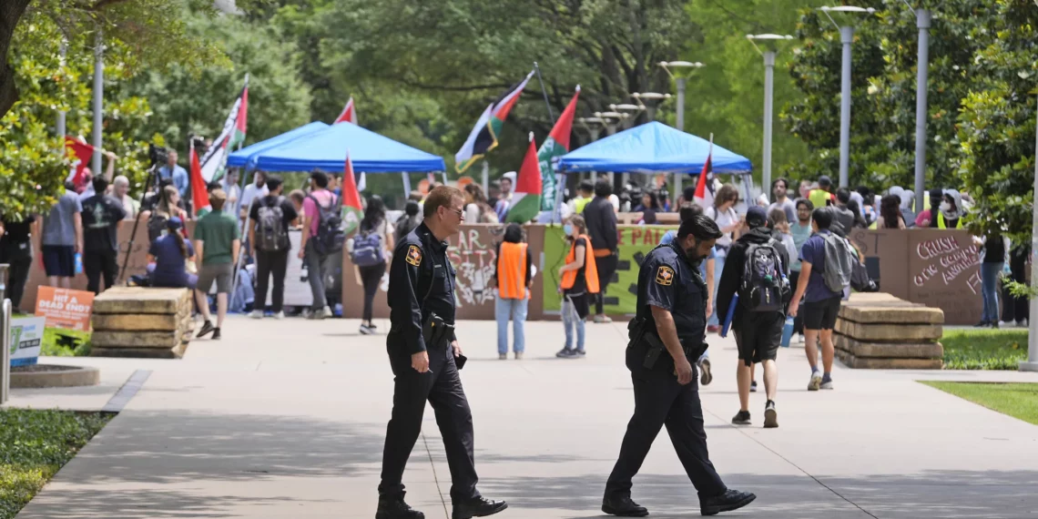 En la Universidad de Texas en Dallas, la policía arrestó a 17 manifestantes de extrema izquierda, acusándolos de allanamiento de morada.