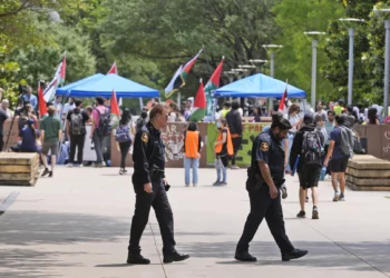 En la Universidad de Texas en Dallas, la policía arrestó a 17 manifestantes de extrema izquierda, acusándolos de allanamiento de morada.