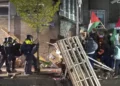 En esta imagen tomada de un video, la policía arresta a activistas mientras disolvían un campamento de manifestación propalestino y antiisraelí en la Universidad de Ámsterdam en Ámsterdam, Países Bajos, el 7 de mayo de 2024. (AP Foto)