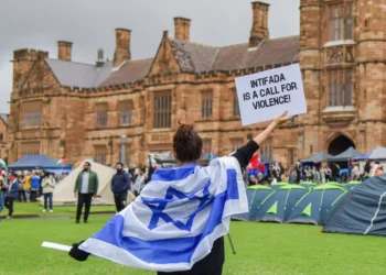 Judíos australianos protestan contra el antisemitismo junto a campamento anti Israel