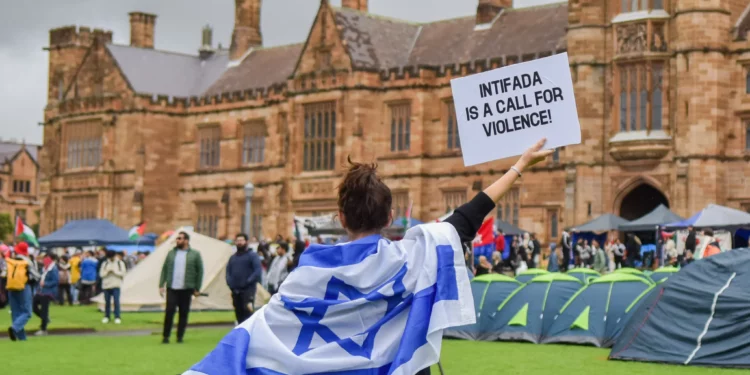 Judíos australianos protestan contra el antisemitismo junto a campamento anti Israel